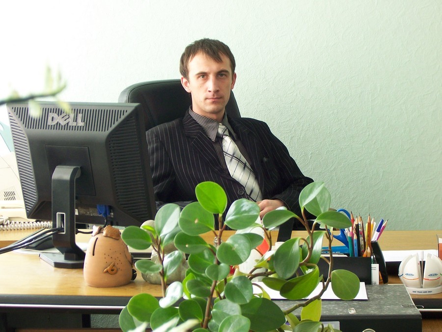 Зам руководителя в АХО