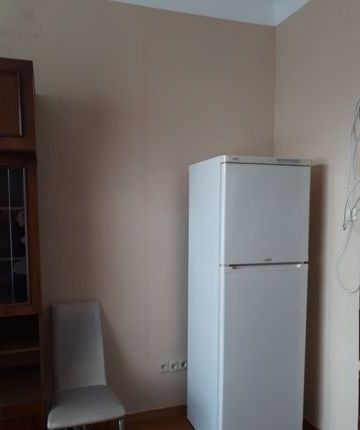 Чистая комната после ремонта с окнами на солнечную сторону во двор.